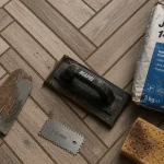 Joint carrelage marron chocolat entre lames, largeur 1 à 2 mm