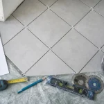 Pose carrelage en diagonale 45° avec calepinage et coupes