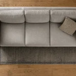 Tapis sous canapé : tapis partiellement sous les pieds du canapé