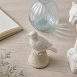 Animaux décoration intérieure : figurine miniature sur table bois clair