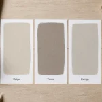 Beige and taupe sur échantillons peinture mate, lumière naturelle