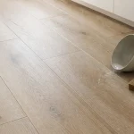 Carrelage parquet cuisine imitation bois, joints sable, sol facile à nettoyer