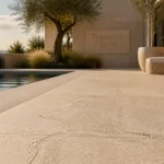 Carrelage tendance 2025 grès cérame effet pierre beige, joints ton sur ton