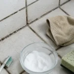 Comment nettoyer des joints de salle de bain noircis avec bicarbonate et vinaigre