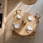 Cuisine et salle a manger ouvertes : table et rangement ordonné, vue zénithale