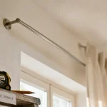 Distance tringle rideau plafond : 10 à 15 cm au-dessus de la fenêtre