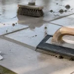 Joint de carrelage extérieur 4 mm sur terrasse, gros plan