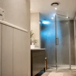 Lambris dans une salle de bain en PVC blanc mat, zone sèche près du meuble vasque