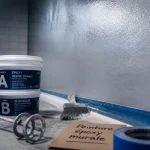 Peinture epoxy murale sur mur de garage, surface satinée prête entre couches