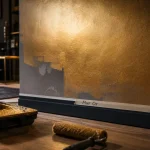Peinture murale or sur mur, rouleau et bac à peinture pour intérieur de luxe