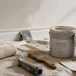 Peinture satinee murale : rouleau et pot sur mur préparé
