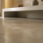 Sol tadelakt salle de bains sans joints, surface minérale lissée