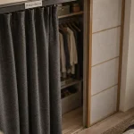 Comment cacher un dressing avec un rideau discret sur rail plafond
