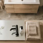 Home staging salle de bain : meuble vasque, sol et lumière avant/après