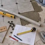 Pose carrelage sol : calepinage avec niveau et croisillons