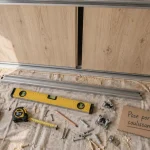 Poser une porte de placard coulissante : rail du bas alignement