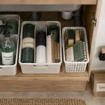 Ranger produits ménagers : bacs sous évier, étiquettes et zones sûres