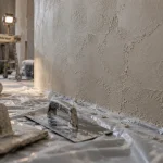 Crépis mural intérieur en cours, enduit et talochage sur chantier intérieur