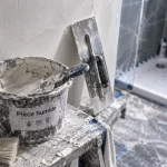 Enduit piece humide en cours : mur lisse salle de bain frais