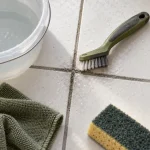 Nettoyage joints carrelage sol sans creuser, brosse et eau sur joints ciment