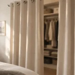 Rideau sur dressing pour cacher les vêtements sans perdre de place