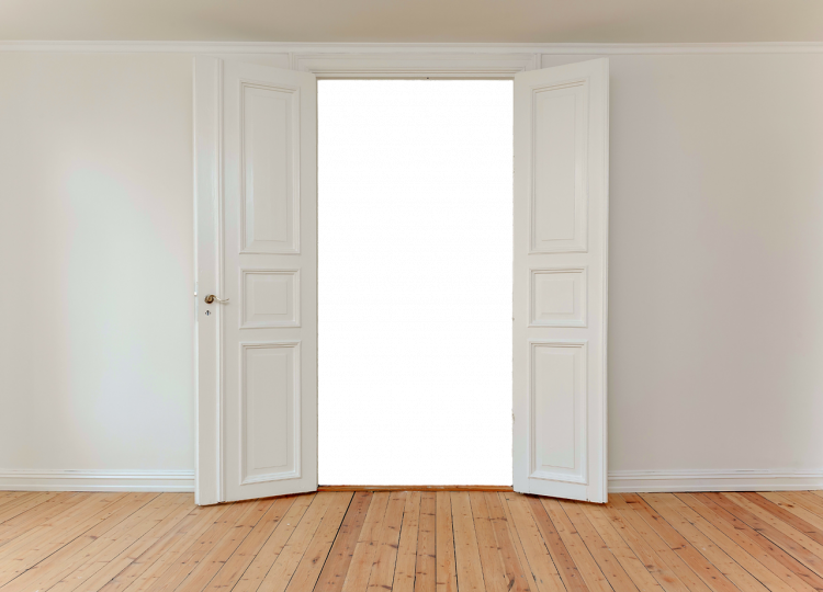 portes battantes ouvertes