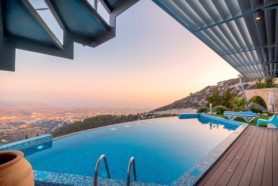 piscine avec vue sur une ville