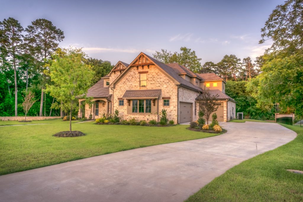 maison avec une façade en pierres