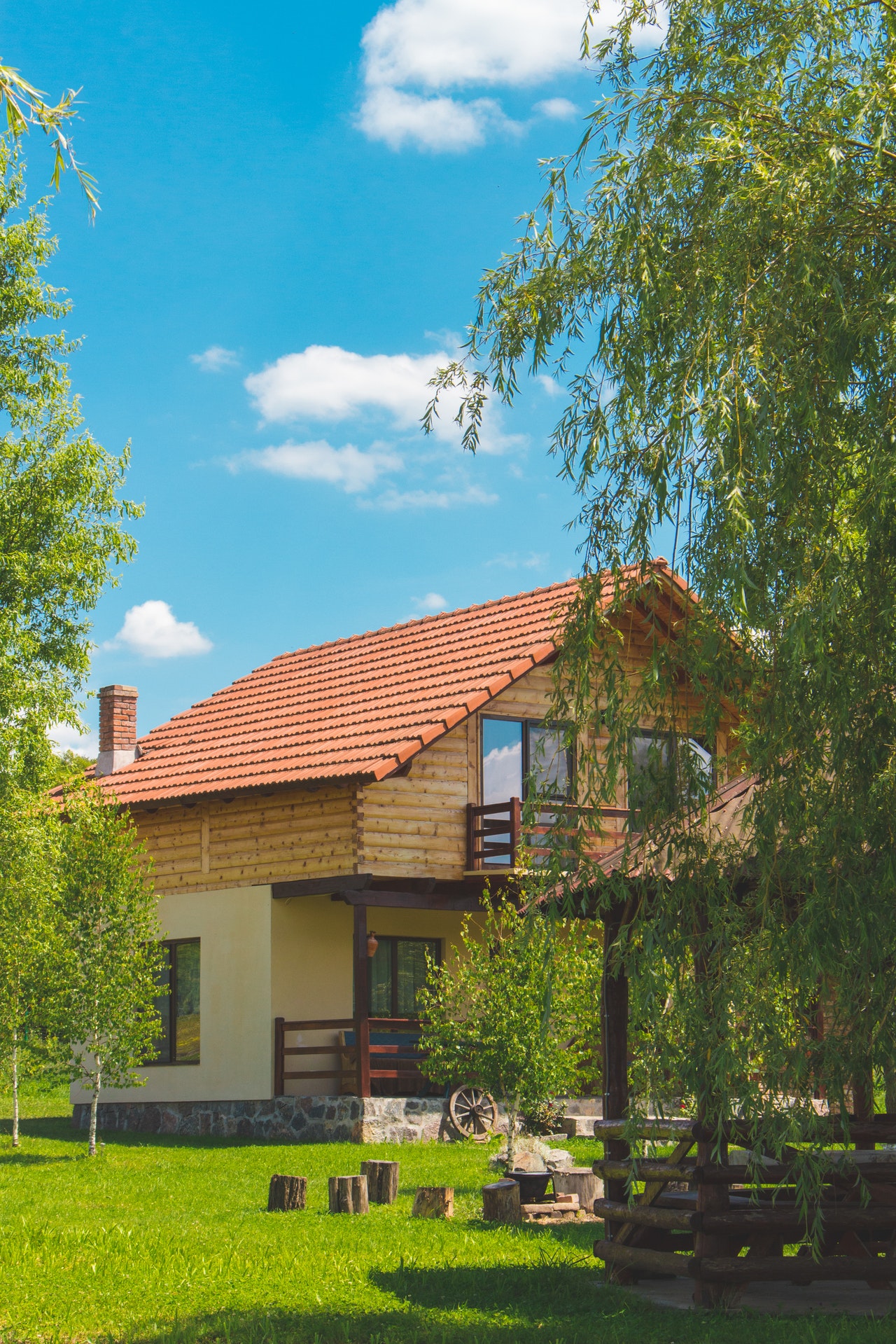 maison avec un grand jardin